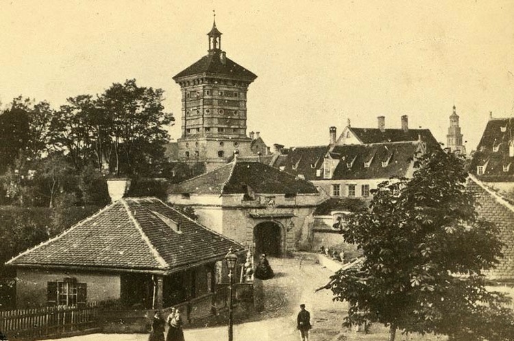 Gögginger Tor, kurz vor seinem Abriss 1862 © wikimedia.commons (gemeinfrei)
